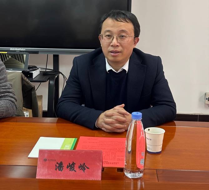 男人站在桌子上中度可信度描述已自动生成