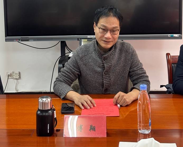 男人站在电视前中度可信度描述已自动生成